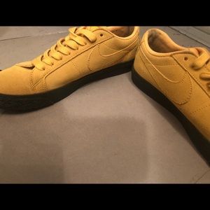 Nike SB Blazer Zoom Yellow Lo Men’s 8.5 women’s 10